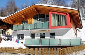 Das Einfamilienhaus der Familie Perner wurde mit einem Edelstahlgeländer mit Glasfüllung und Französischen Balkonen ausgestattet.