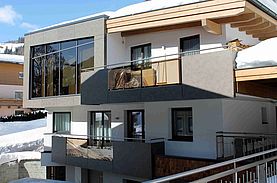 Für das Privathaus Hausenauer fertigten wir eine Balkonverkleidung mit Fundermaxplatten und Glaselementen sowie ein Terrassengeländer aus Niro.